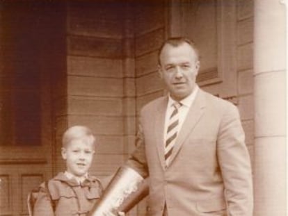 Aribert Heim, Doctor Muerte, en 1961 con su hijo Rüdiger el día en que comenzaba el colegio en Baden Baden (Alemania).