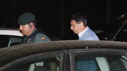 Ignacio Gonz&aacute;lez, a su entrada en la comandancia de Tres Cantos.