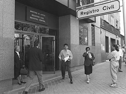 Fachada de las oficinas del Registro Civil, en la calle de Pradillo, en Madrid.
