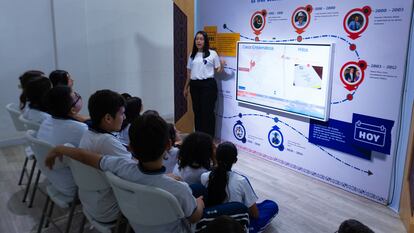 Una mediadora del museo itinerante de Villavicencio le explica a un grupo de estudiantes la historia de la Defensoría del Pueblo.