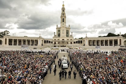 El papa Francisco deja el Santuario de Fátima después de la misa, el 13 de mayo.