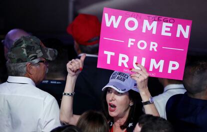 Una seguidora de Donald Trump celebra la victoria del candidato republicano en New York Hilton Midtown en la ciudad de Nueva York.