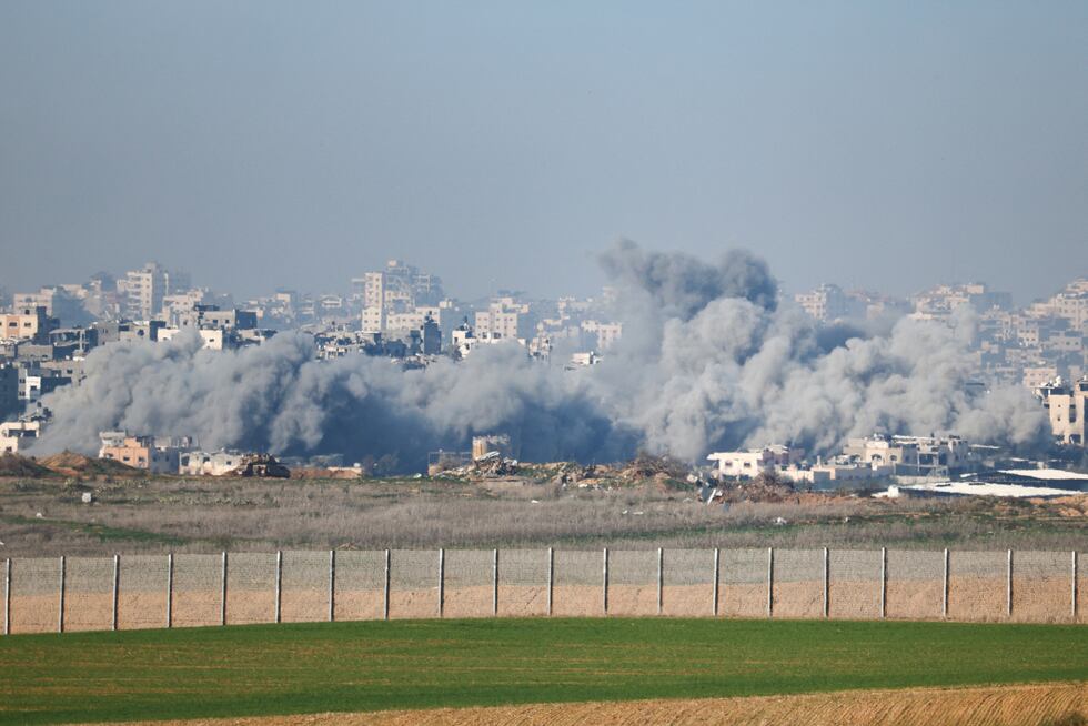 Una columna de humo se levanta tras una explosin en el norte de Gaza, vista desde Israel, este domingo.