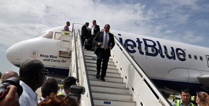 El secretario de Transporte de EE.UU, Anthony Fox (c), llega a Santa Clara (Cuba) en el avión 387 de la aerolínea estadounidense jetBlue .
