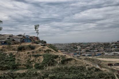 Los bangladesíes de la región de Cox’s Bazar, donde casi un millón de rohingyas llegaron huyendo de una sanguinaria limpieza étnica a manos del ejército birmano, denuncian tres años después que la situación es insostenible. Esta es una imagen de una de las colinas deforestadas que flanquean el campo de refugiados rohingya de Kutupalong-Balukhali.