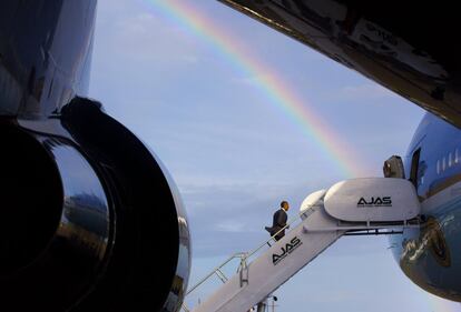 El presidentde de EE UU, Barak Obama, sube a un avión en el aeropuerto internacional Norman Manley en Palisadoes, Jamaica.