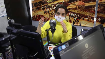 Diana López imparte una clase de una hora a través de la estación de radio Bacata Stereo durante el confinamiento para prevenir la propagación del nuevo coronavirus en Funza, Colombia, el miércoles 13 de mayo de 2020.