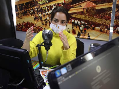 Diana López imparte una clase de una hora a través de la estación de radio Bacata Stereo durante el confinamiento para prevenir la propagación del nuevo coronavirus en Funza, Colombia, el miércoles 13 de mayo de 2020.