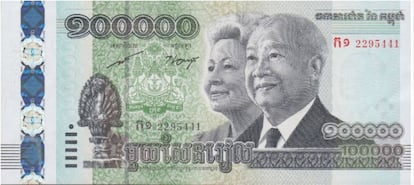 Billete de 100.000 riel de Camboya. Esta serie emitida en 2012 por el Banco Central del país indochino tiene en realidad una circulación escasa. Equivale a 21,59 euros. Ilustra el papel Norodom Sihanouk, conocido como el Padre de la Patria, por liderar la independencia sobre Francia a mediados del siglo pasado, y su esposa