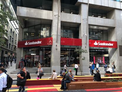 El Santander obtiene el 44% de sus ingresos de Latinoamérica. En la foto, su delegación en Chile.