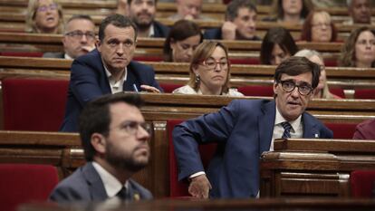 El presidente de la Generalitat, Pere Aragonès, a la izquierda, y el líder del PSC, Salvador Illa, en el Parlament el viernes.