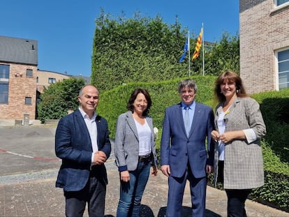 Desde la izquierda, el secretario general de Junts, Jordi Turull; la presidenta del Parlament, Anna Erra; el expresident Carles Puigdemont y la presidenta de Junts, Laura Borràs, en Bélgica, en una imagen del partido.