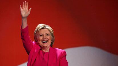 Clinton saluda a simpatizantes en un evento este martes.
