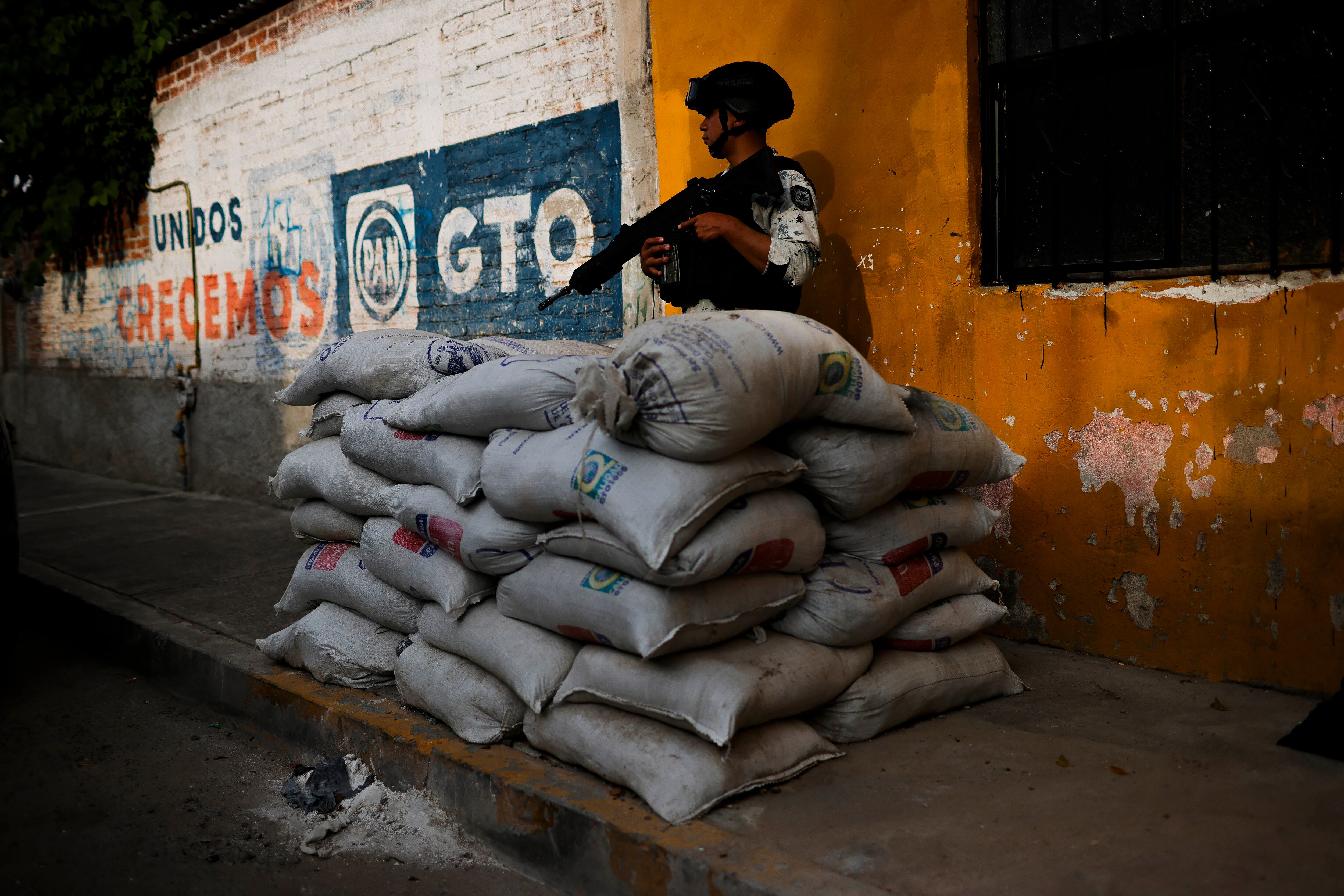 Personal de la Guardia Nacional monta guardia permanente afuera de la casa de Norma Barrón, representante del colectivo 'Una luz en mi camino, en Irapuato.