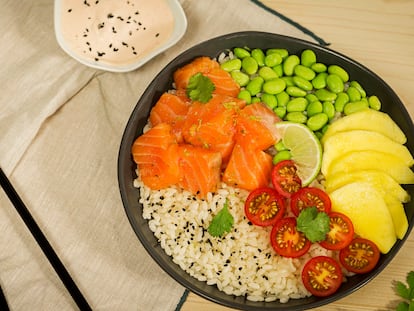 ‘Poké bowl’ de salmón marinado picante