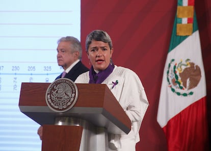 Karla Quintana Osuna habla durante una conferencia de prensa en Palacio Nacional.