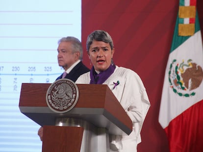 Karla Quintana Osuna habla durante una conferencia de prensa en Palacio Nacional.