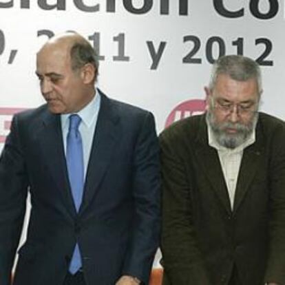 El presidente de la CEOE, Gerardo Díaz Ferrán, y los líderes de UGT, Cándido Méndez, y CC OO, Ignacio Fernández Toxo, en febrero.