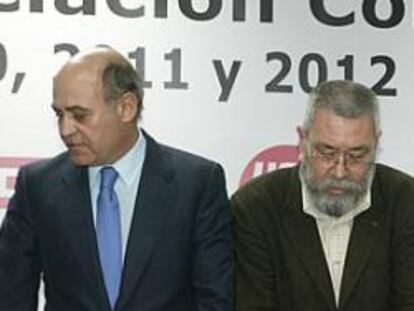 El presidente de la CEOE, Gerardo Díaz Ferrán, y los líderes de UGT, Cándido Méndez, y CC OO, Ignacio Fernández Toxo, en febrero.