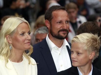 Mette Marit con su marido Haakon de Noruega y su hijo Marius Borg. 
