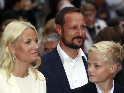 Mette Marit con su marido Haakon de Noruega y su hijo Marius Borg. 