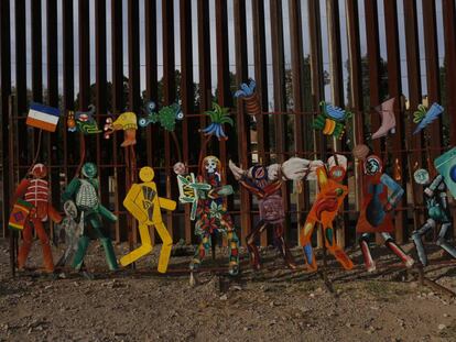 An ad-hoc art installation on the Mexican side of the border fence at Nogales.