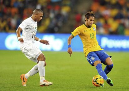 O brasileiro Neymar disputa a bola contra o sul-africano Jali durante goleada do Brasil.