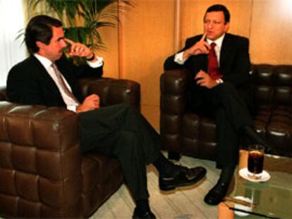 Aznar conversa en Valencia con el primer ministro portugués, José Manuel Durão Barroso. PLANO ENTERO - ESCENA