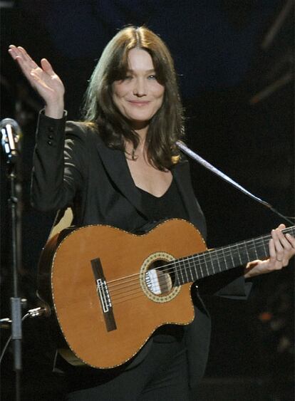 Carla Bruni, saluda durante el concierto  homenaje a Nelson Mandela en Nueva York.