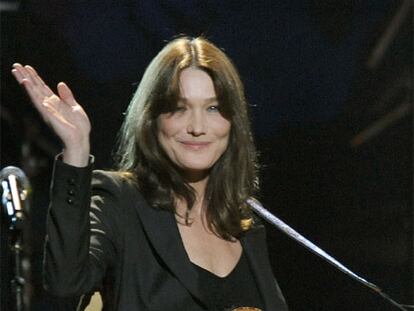 Carla Bruni, saluda durante el concierto homenaje a Nelson Mandela en Nueva York.