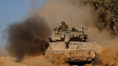 Un tanque israelí maniobra junto a la frontera de la franja de Gaza el lunes.