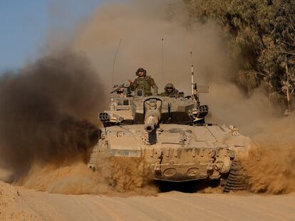 Un tanque israelí maniobra junto a la frontera de la franja de Gaza el lunes.