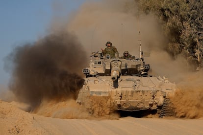 Un tanque israelí maniobra junto a la frontera de la franja de Gaza el lunes.
