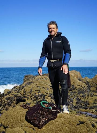 El percebeiro Víctor Haz, en el cabo Touriñán.