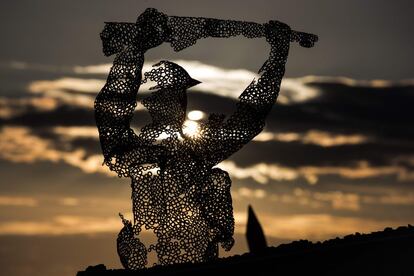 El sol brilla tras una escultura que representa a un soldado británico en Arromanches, Normandía, durante las conmemoraciones del Día D.