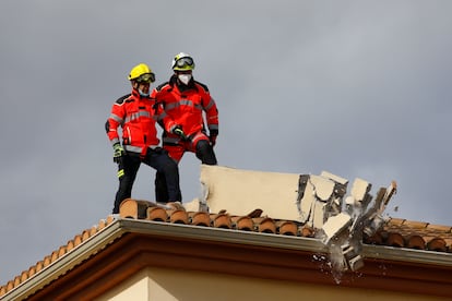 Varios bomberos operando tras el terremoto de 4.4 grados con epicentro en Santa Fe, que ha dejado numerosos daños materiales en varias viviendas de la localidad de Atarfe.