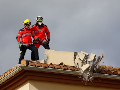 Varios bomberos operando tras el terremoto de 4.4 grados con epicentro en Santa Fe, que ha dejado numerosos daños materiales en varias viviendas de la localidad de Atarfe.