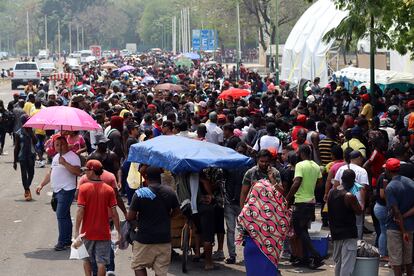 Muchos de los migrantes, venezolanos, haitianos, centroamericanos y hasta africanos, llevan días esperando su turno para ser atendidos por las autoridades mexicanas. En la imagen, fila de migrantes para tramitar sus papeles de tránsito, en la ciudad chiapaneca de Tapachula, el pasado 8 de mayo.