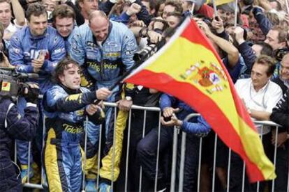 El piloto asturiano celebra con su equipo el tercer puesto conseguido en Brasil y el título mundial.