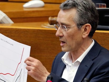 El portavoz socialista, Antonio Torres, durante el debate en las Cortes.