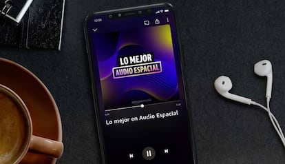 Smartphone con Amazon Music en pantalla.