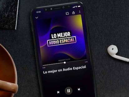 Smartphone con Amazon Music en pantalla.