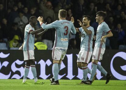 Pione Sisto de RC Celta, izquierda, celebra después de anotar un gol.
