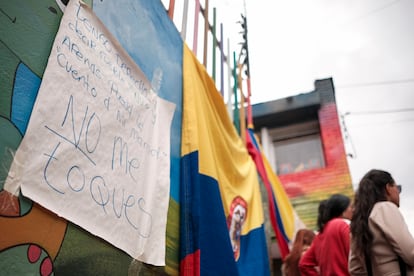 Un cartel puesto en la pared exterior del Hogar Infantil Canada durante la protesta.