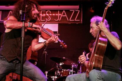 Ara Malikian (a la izquierda) y Fernando Egozcue durante la actuación anoche, en Clamores.