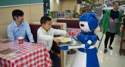 Robot camarero en un restaurante de Kunshan (China), en mayo de 2016, donde trabajan en total 10 androides.