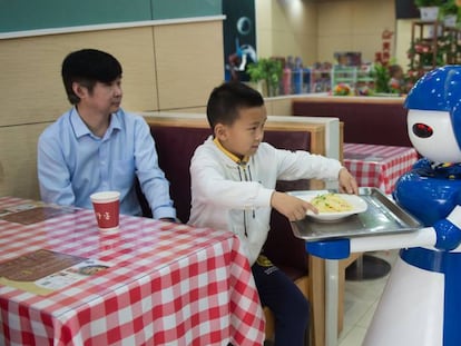 Robô garçom em um restaurante em Kunshan (China), em maio de 2016, onde trabalha um total de 10 androides.