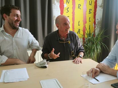 Toni Comín (izquierda) y Lluís Llach, junto a Carles Puigdemont, durante la reunión del Consejo para la República Catalana en Waterloo (Bélgica), el 26 de julio de 2019.