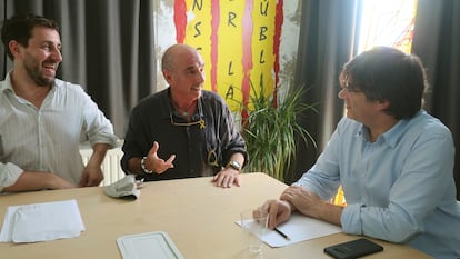 Toni Comín (izquierda) y Lluís Llach, junto a Carles Puigdemont, durante la reunión del Consejo para la República Catalana en Waterloo (Bélgica), el 26 de julio de 2019.