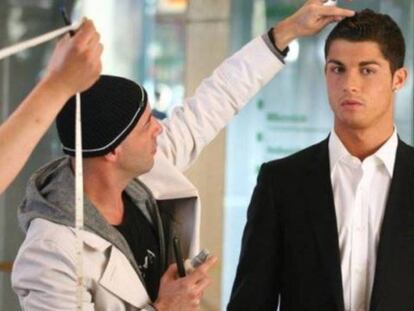 Fotografía de Ronaldo y el peluquero, publicada en 2015 en la página de Facebook de la víctima.